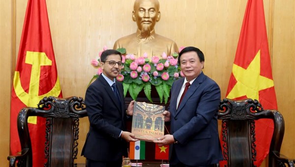 Đồng chí Ủy viên Bộ Chính trị, Giám đốc Học viện, Chủ tịch Hội đồng Lý luận Trung ương tiếp và làm việc với Đại sứ đặc mệnh toàn quyền Cộng hòa Ấn Độ tại Việt Nam