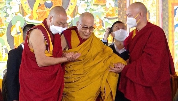 Phật tử đến thánh địa Phật giáo gặp Đức Đạt Lai Lạt Ma