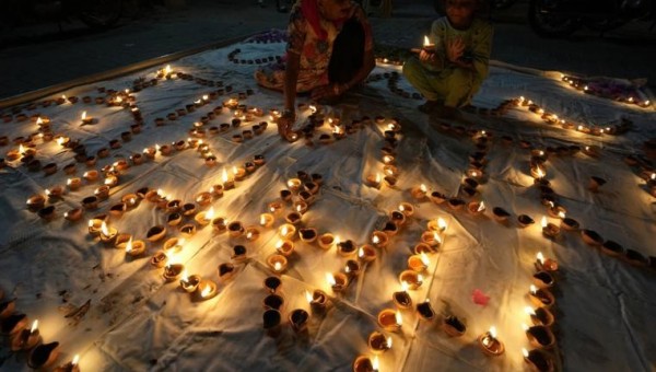 Ấn Độ: Lễ hội Diwali lập kỷ lục thế giới Guinness về số lượng đèn dầu bằng đất được thắp sáng