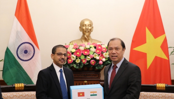 Đại sứ Ấn Độ tại Việt Nam trao quà ủng hộ các tỉnh miền Trung