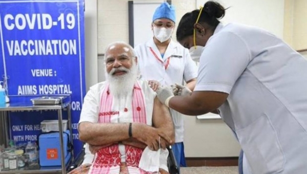 Ấn Độ: Thủ tướng Narendra Modi tiêm vắcxin phòng dịch COVID-19