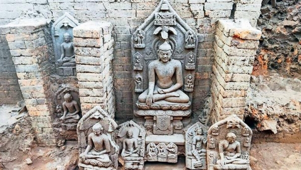 Ấn Độ: Khai quật hàng chục pho tượng Phật cổ nghìn năm tuổi