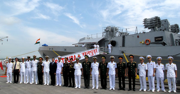 Tàu Hải quân Ấn Độ cùng hơn 600 sỹ quan, thủy thủ thăm Hải Phòng