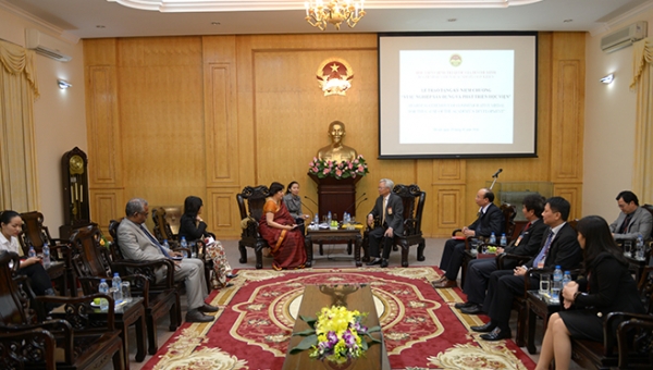 Trao tặng Kỷ niệm chương “Vì sự nghiệp xây dựng và phát triển Học viện” cho Đại sứ Ấn Độ tại Việt Nam