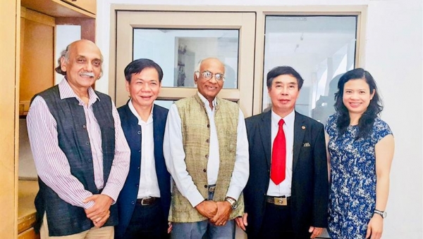 Chủ tịch Hội đồng khoa học Trung tâm Nghiên cứu Ấn Độ làm việc với Ban lãnh đạo Trung tâm Nghiên cứu Việt Nam tại Ấn Độ