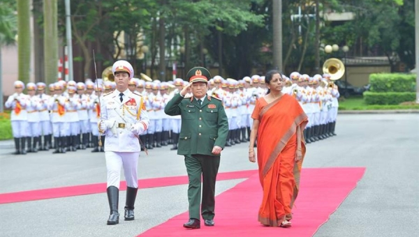 Bộ trưởng Bộ Quốc phòng Ấn Độ thăm chính thức Việt Nam
