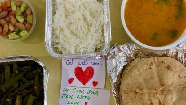 Phụ nữ thành phố Jaipur nấu ăn miễn phí giúp những gia đình mắc Covid