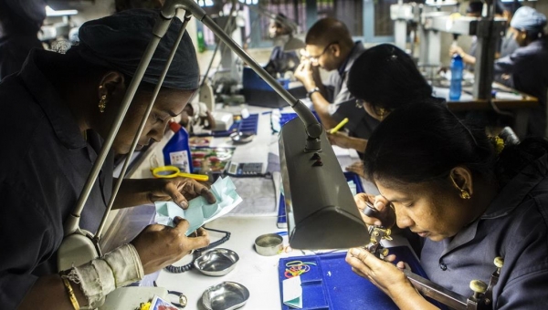 Nhiều công ty kim cương Ấn Độ đóng cửa vì nhu cầu ở Trung Quốc giảm
