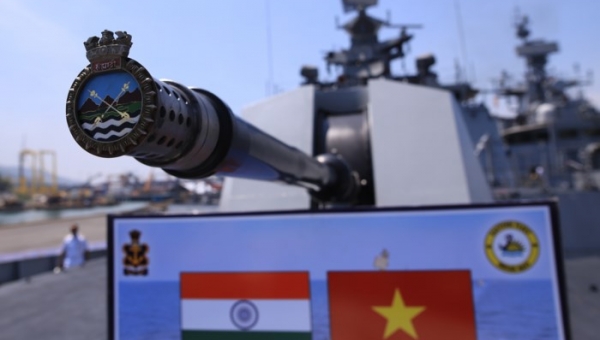 Cận cảnh chiến hạm tàng hình dẫn đầu đội tàu Hải quân Ấn Độ thăm Đà Nẵng