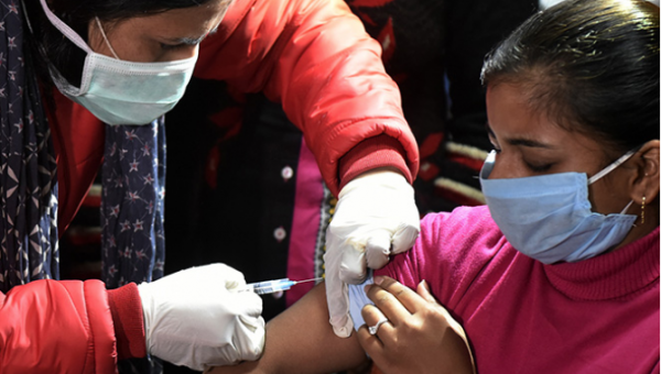 Ấn Độ hạn chế thông tin sai về vắc-xin