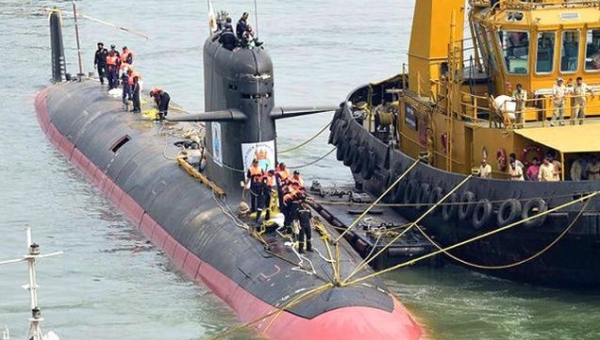 Ấn Độ đưa tàu ngầm "Cá mập hổ" ra thử nghiệm trên biển