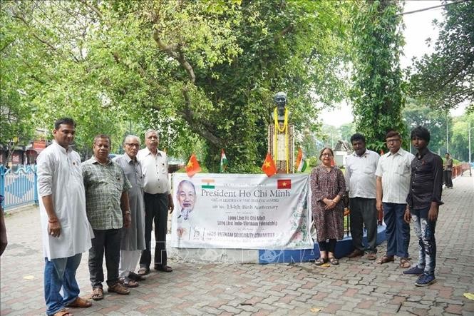 Ủy ban Đoàn kết Ấn Độ - Việt Nam bang Tây Bengal dâng hoa tưởng nhớ Chủ tịch Hồ Chí Minh