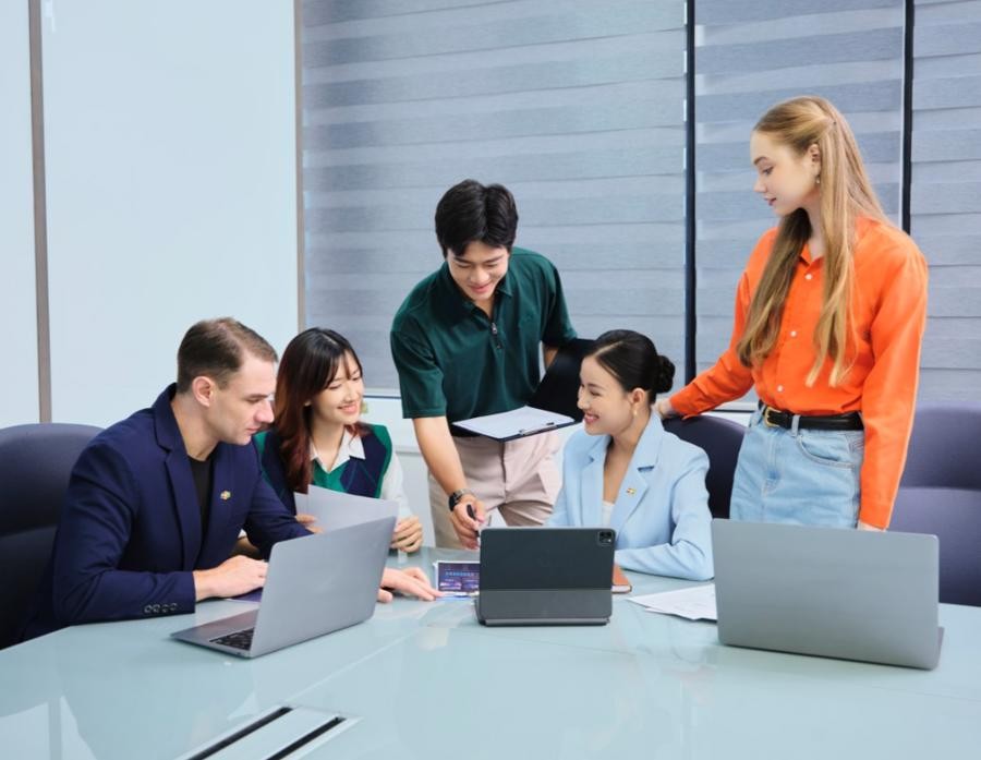 Công ty Ấn Độ phổ cập AI cho hơn nửa triệu lao động, doanh nghiệp Việt làm gì để không tụt hậu?