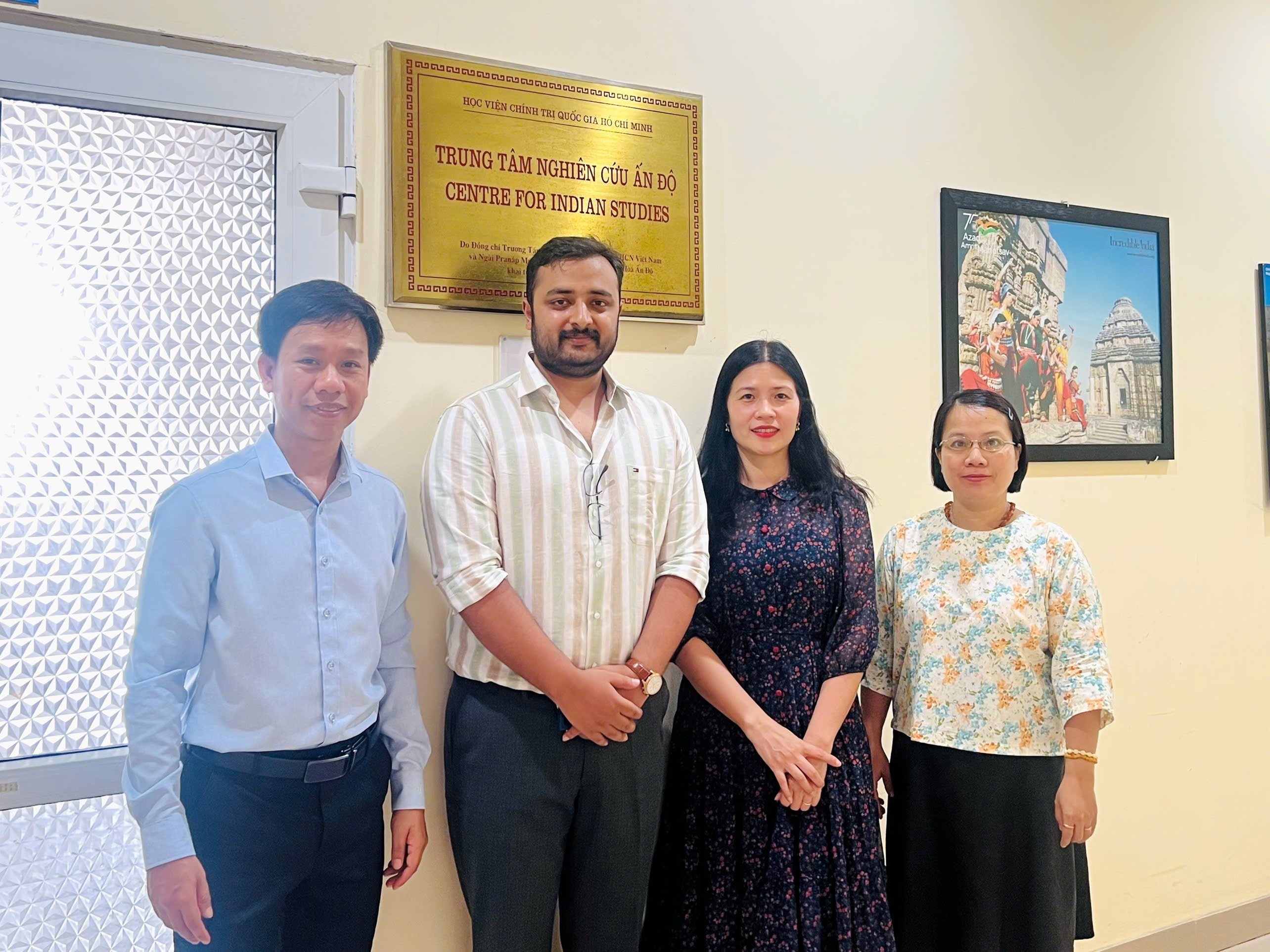 Trung tâm Nghiên cứu Ấn Độ tiếp và trao đổi học thuật với chuyên gia từ NIAS