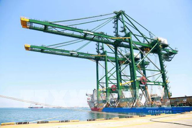 Doosan Vina xuất khẩu cẩu trục chạy ray bốc dỡ container sang Ấn Độ
