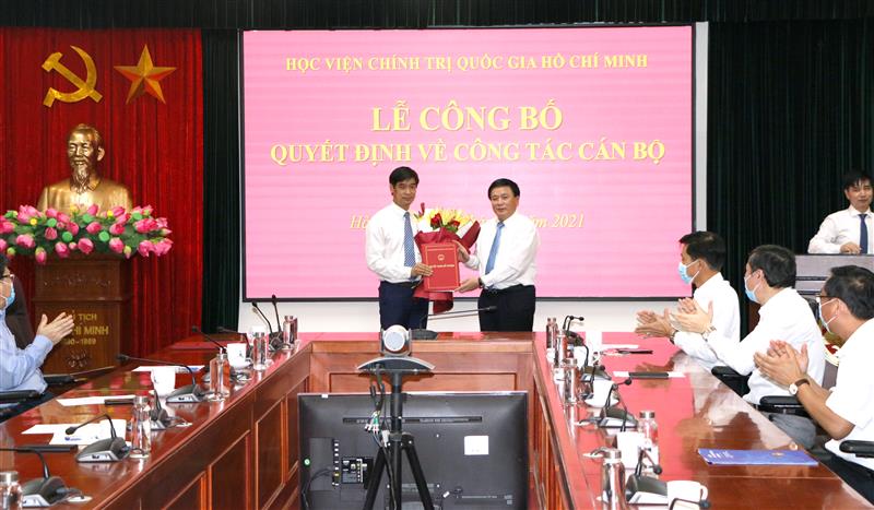 Công bố và trao Quyết định bổ nhiệm chức danh Viện trưởng Viện Thông tin khoa học