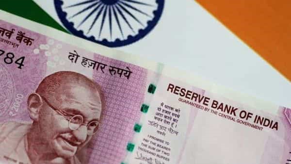 Đồng rupee của Ấn Độ giảm xuống mức thấp lịch sử do giá dầu tăng