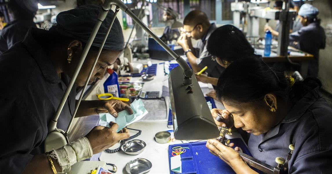 Nhiều công ty kim cương Ấn Độ đóng cửa vì nhu cầu ở Trung Quốc giảm
