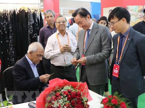Doanh nghiệp Việt Nam tham gia Hội chợ Quốc tế Lụa Ấn Độ lần thứ sáu